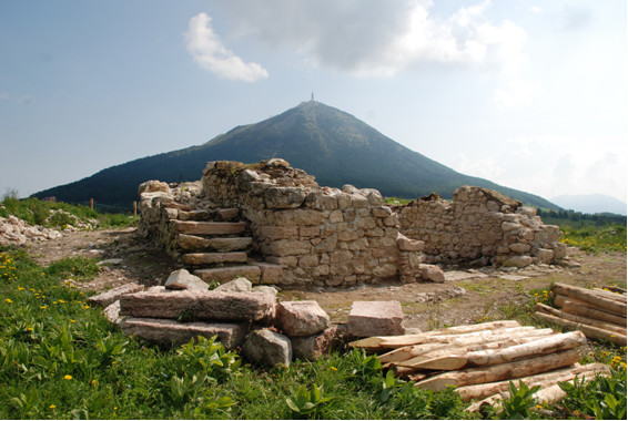 Ruderi di Castelletto Madruzziano in loc. Viote del Bondone (CASTELLO) - TRENTO (TN) 