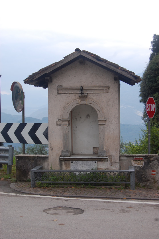 Edicola sacra alla croce (EDICOLA) - TENNO (TN) 