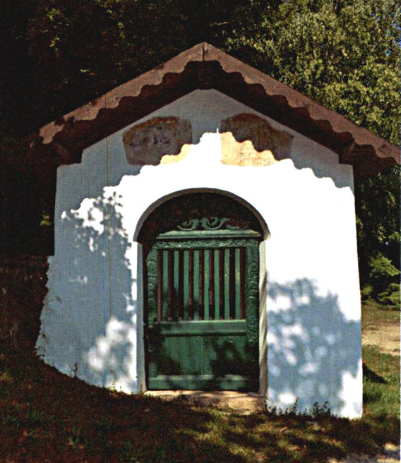 Edicola sacra insistente su parte di p.f. 2558 CC. Tassullo I (EDICOLA) - VILLE D'ANAUNIA (TN) 