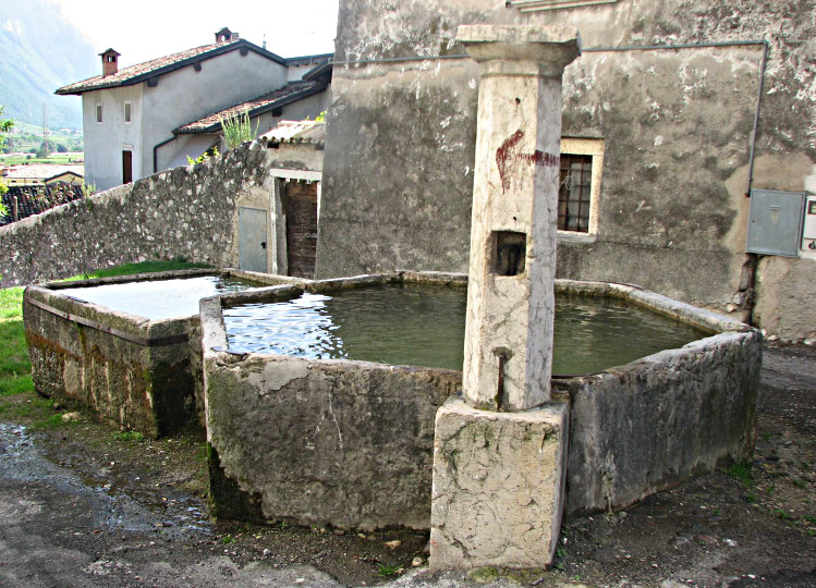 Fontana sita in Piazza del Vicario ad Avio (FONTANA) - AVIO (TN) 