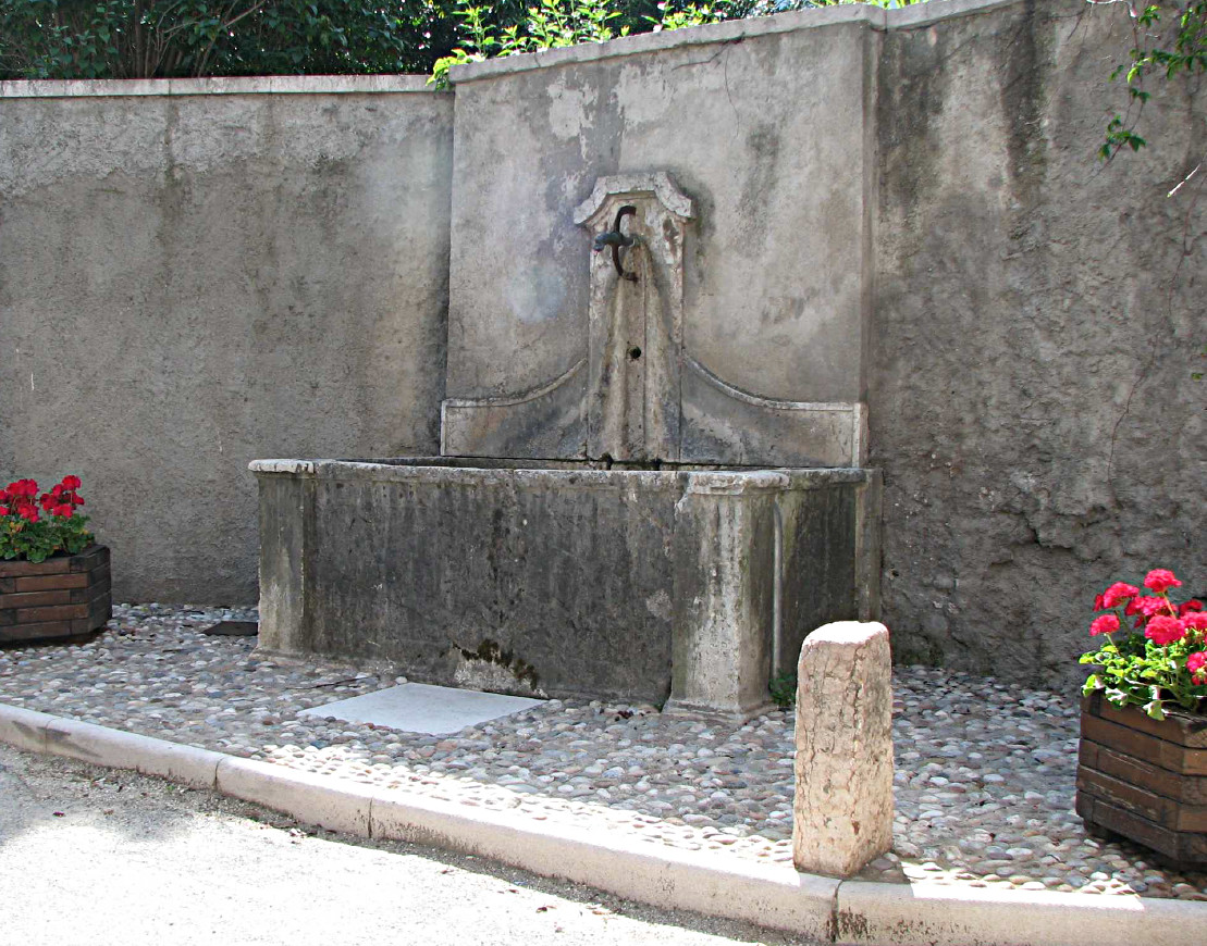 Fontana sita all'incrocio tra Via Venezia e Via L. Dalrì ad Avio (FONTANA) - AVIO (TN) 