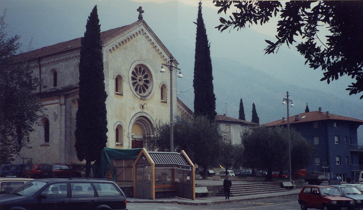 Piazza antistante la Chiesa dell'Addolorata a Bolognano (PIAZZA) - ARCO (TN) 