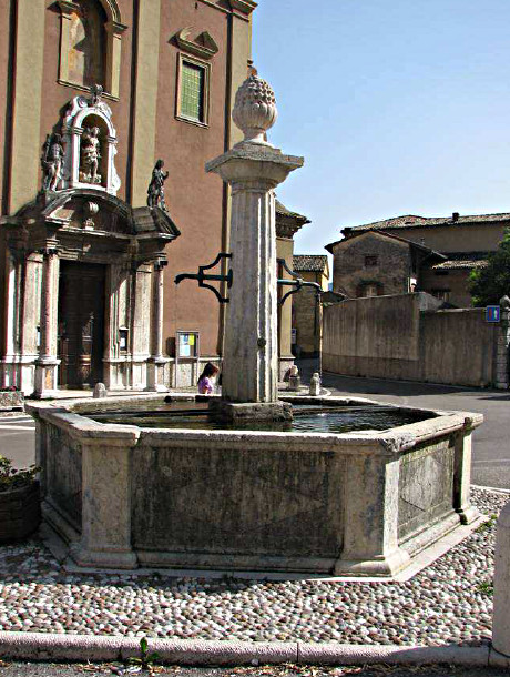 Fontana sita in Piazza V. Emanuele III ad Avio (FONTANA) - AVIO (TN) 