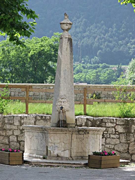 Fontana insistente su parte della p.f. 665/1 CC. Borghetto (FONTANA) - AVIO (TN) 