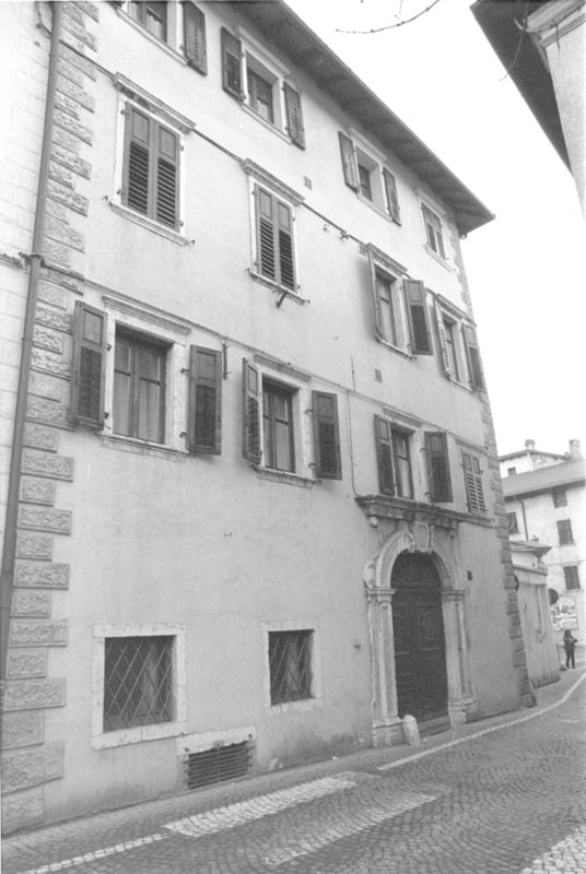 Palazzo Maichelpeck con Edicola sacra della Madonna di Lourdes (PALAZZO) - BORGO VALSUGANA (TN) 