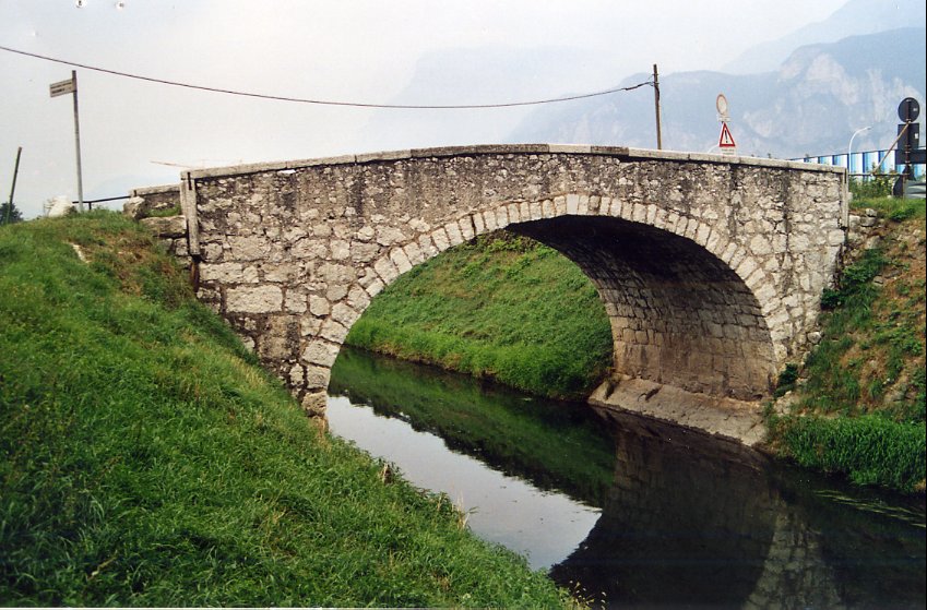 Ponte in muratura di sassi su parte della p.f. 1836/2 CC. Mezzocorona (PONTE) - MEZZOCORONA (TN) 