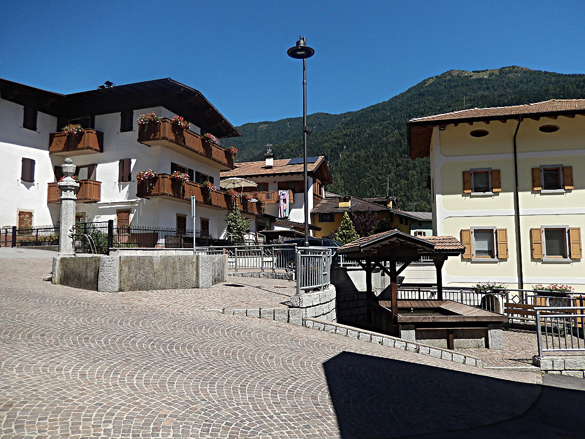 Fontana e lavatoio in Piazza del Com a Pelugo (FONTANA) - PELUGO (TN) 