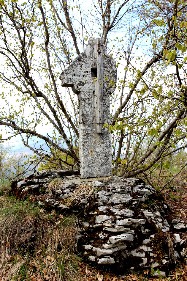 Croce in pietra sul Monte Cola (CROCE) - AVIO (TN) 