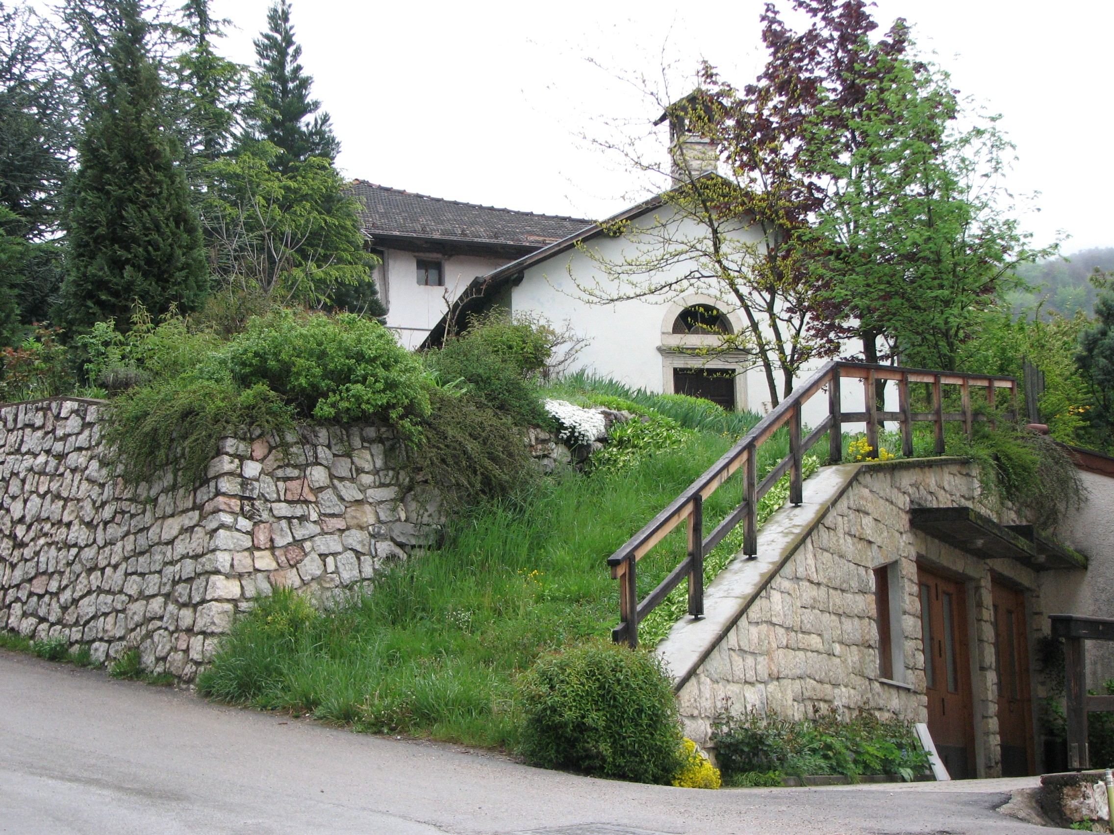 Giardino antistante la chiesa di San Vigilio e la canonica su p.f. 136 CC. Vigo (TERRENO) - TON (TN) 
