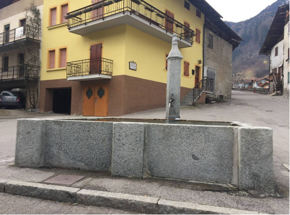 Fontana sita in Piazza Marconi a Strembo (FONTANA) - STREMBO (TN) 