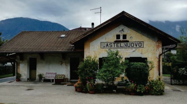 Fermata della stazione ferroviaria parte della p.ed. 304 CC. Castelnuovo (CASA) - CASTELNUOVO (TN) 