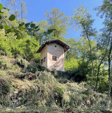 Roccolo e relative pertinenze individuati catastalmente dalla p.ed. 1639 e da parte della p.f. 6477/1 C.C. Levico (ROCCOLO) - LEVICO TERME (TN) 