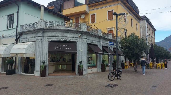 Ex negozi Alberti con parati in facciata in cementino in stile Liberty insistenti su parte della p.m. 1 e su parte della p.m. 2 della p.ed. 298/13 C.C. Riva (CASA) - RIVA DEL GARDA (TN) 