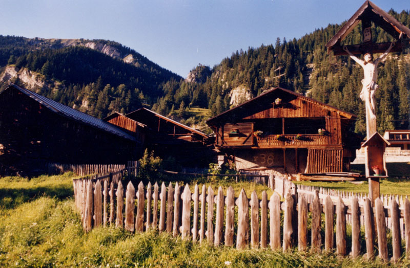 Tabià con crocifisso ligneo (BAITA ALPINA) - CANAZEI - CIANACEI (TN) 