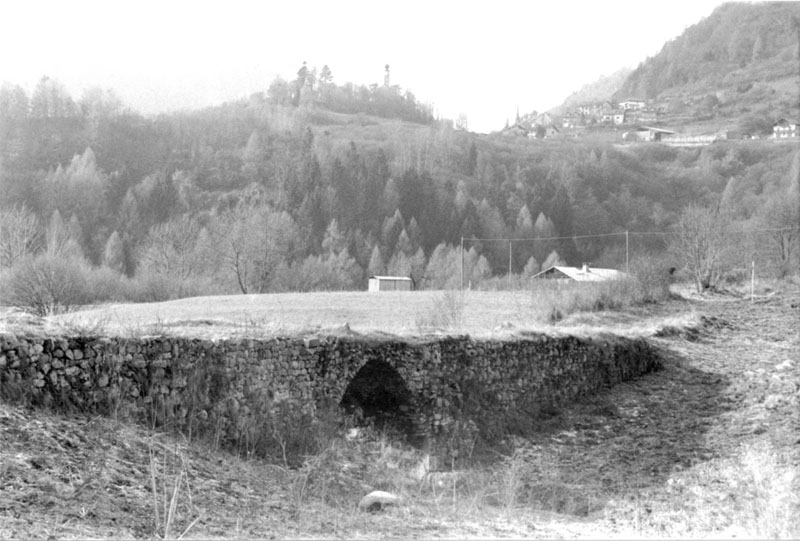 Ponte romano sul rio Governana su parte della p.f. 11537 CC. Castello Tesino (PONTE) - CASTELLO TESINO (TN) 