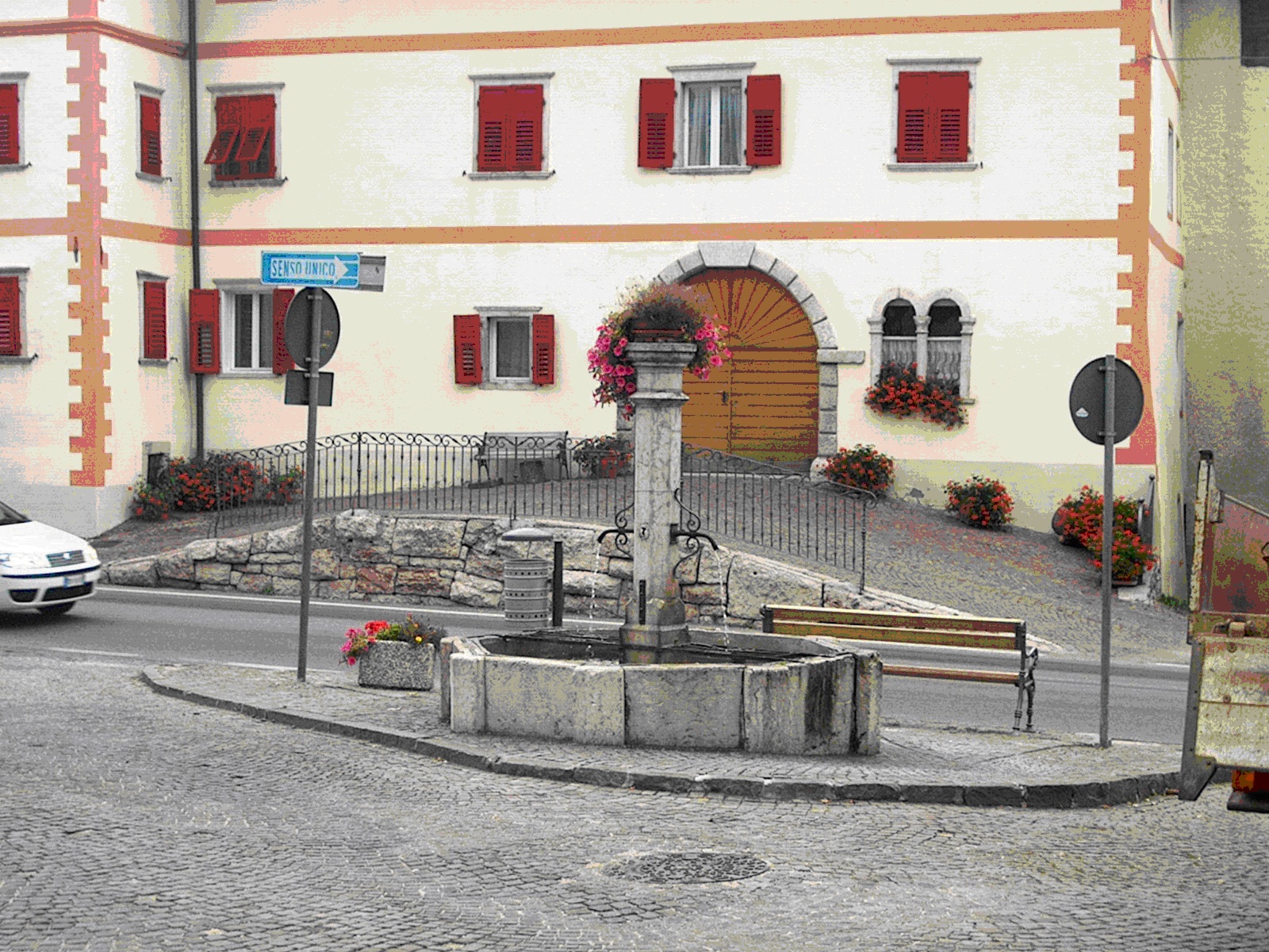Fontana di fronte all'ex albergo Alle chiavi su parte della p.f. 1630/5 CC. Cavareno (FONTANA) - CAVARENO (TN) 