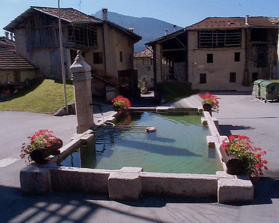 Piazza e fontana su parte della p.f. 1945/1 CC. Dorsino (FONTANA) - SAN LORENZO DORSINO (TN) 