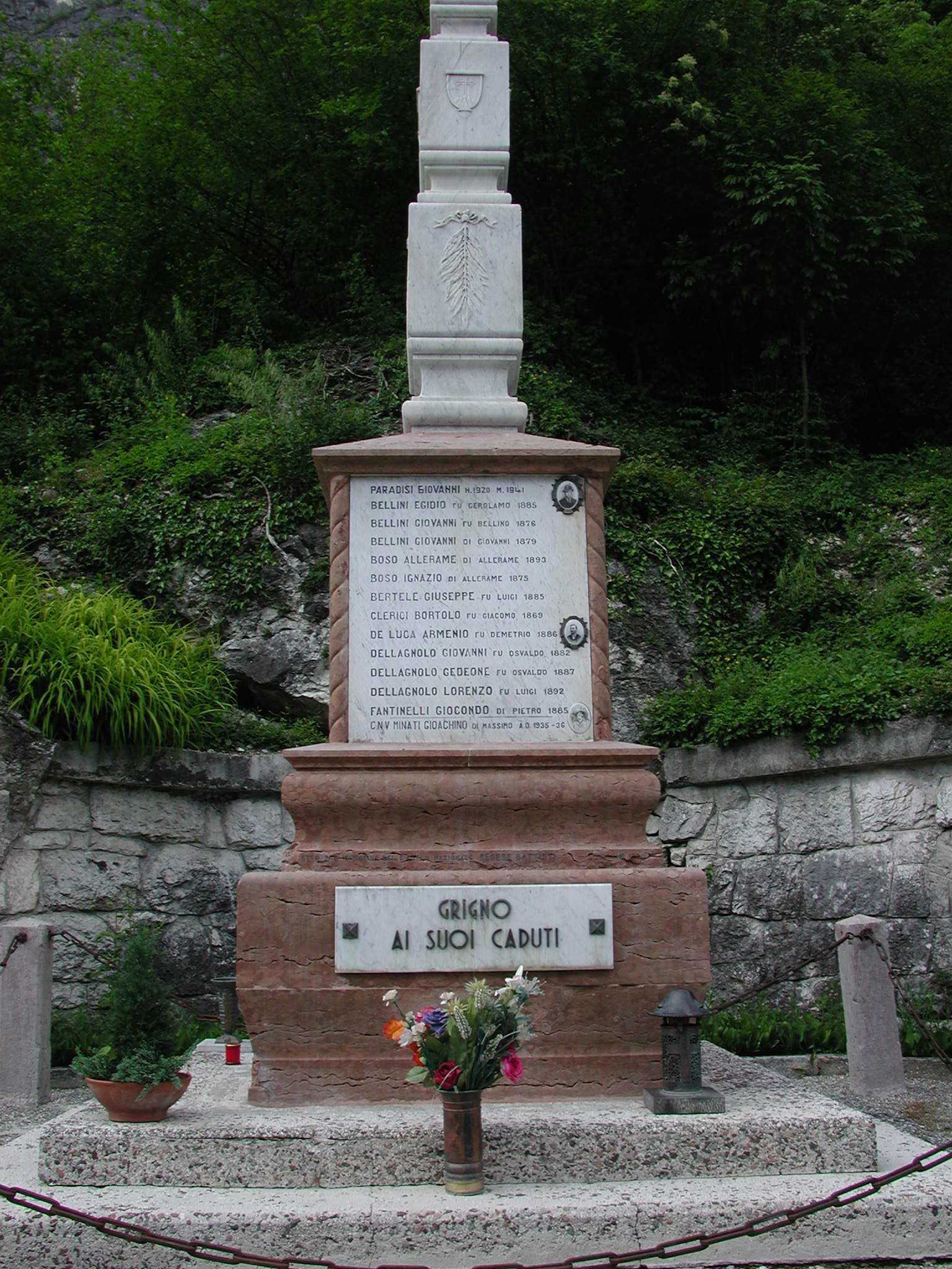 Monumento ai caduti su parte della p.f. 633 CC. Grigno (MONUMENTO AI CADUTI) - GRIGNO (TN) 