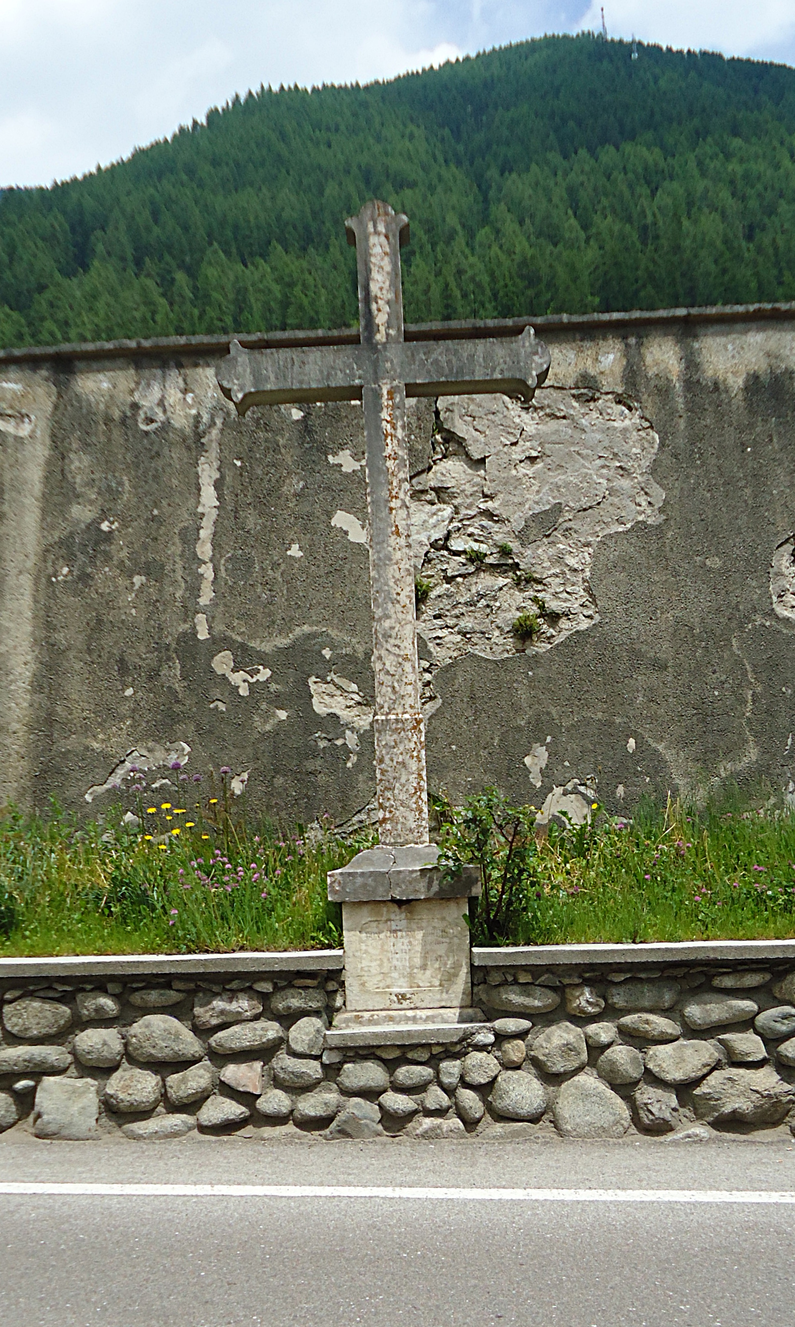 Croce lapidea nel cimitero di San Bernardo (CROCE) - RABBI (TN) 