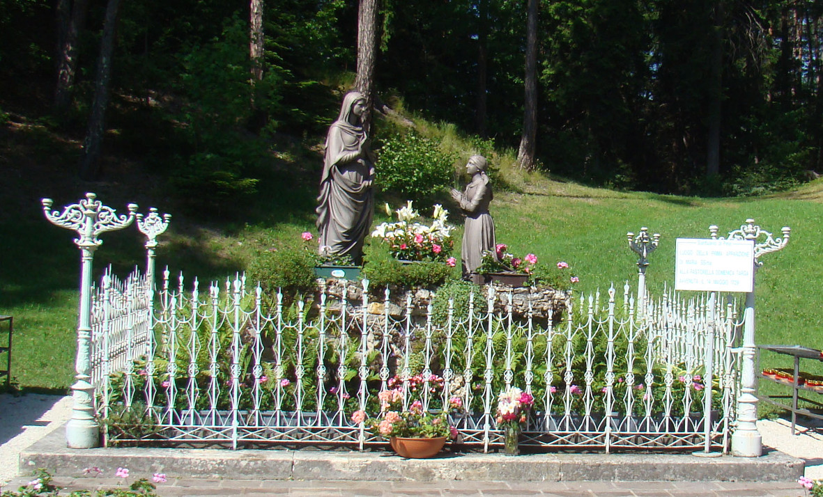 Gruppo scultoreo e conca nel complesso della Comparsa (ALTRO) - PERGINE VALSUGANA (TN) 