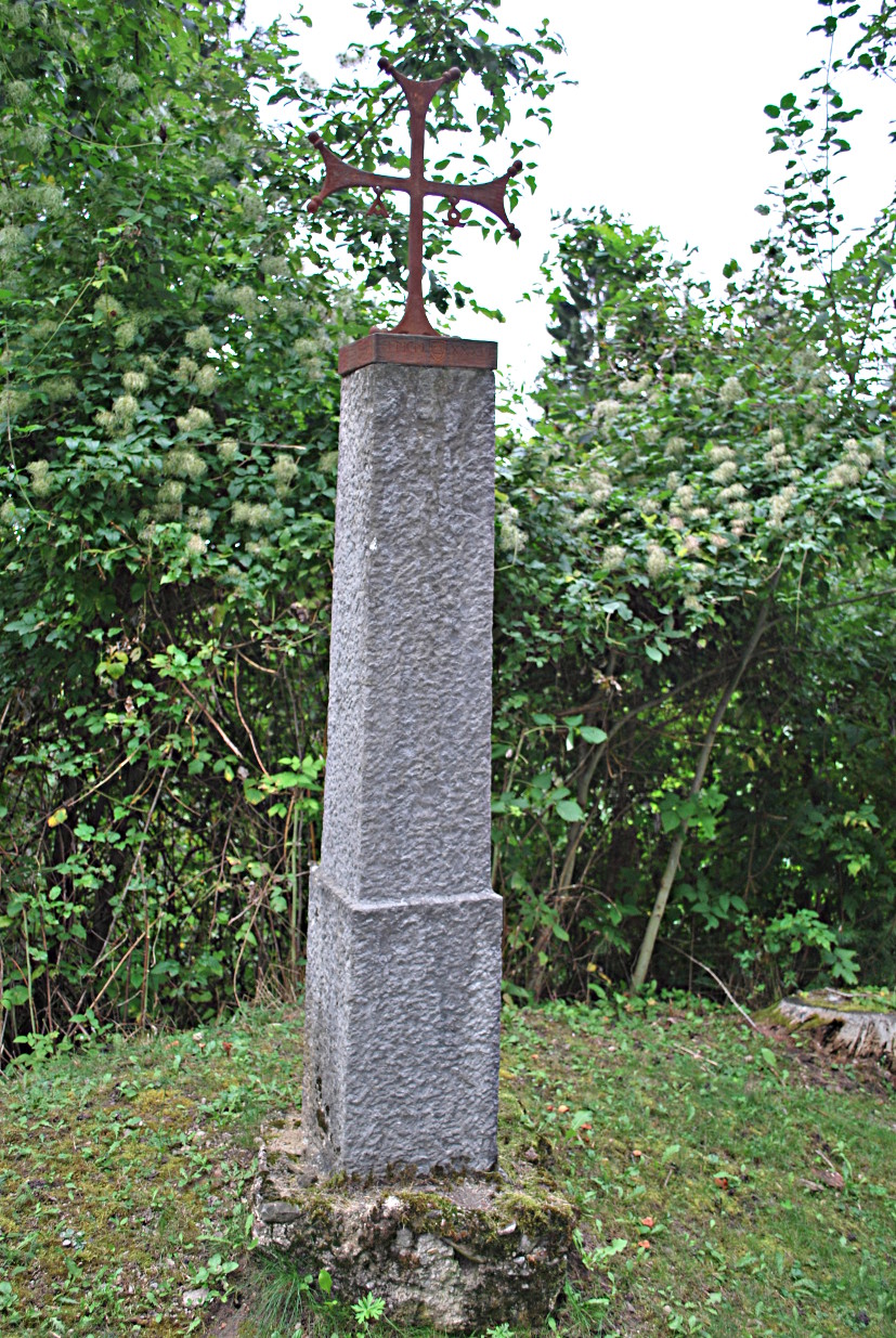 Cippo con croce su basamento lapideo nel complesso della Comparsa (CIPPO) - PERGINE VALSUGANA (TN) 