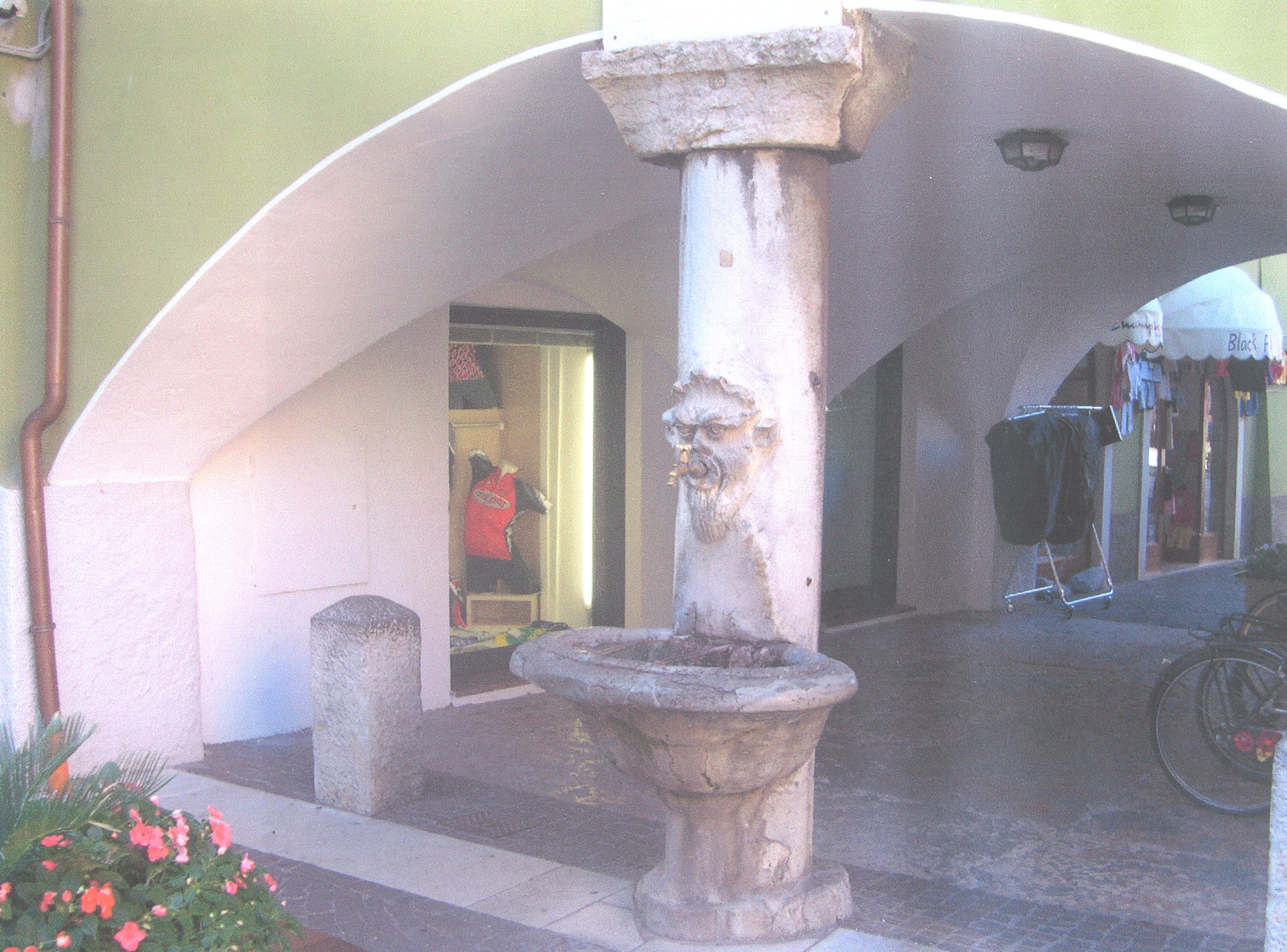 Fontana con sovrastante targa commemorativa (FONTANA) - NAGO-TORBOLE (TN) 