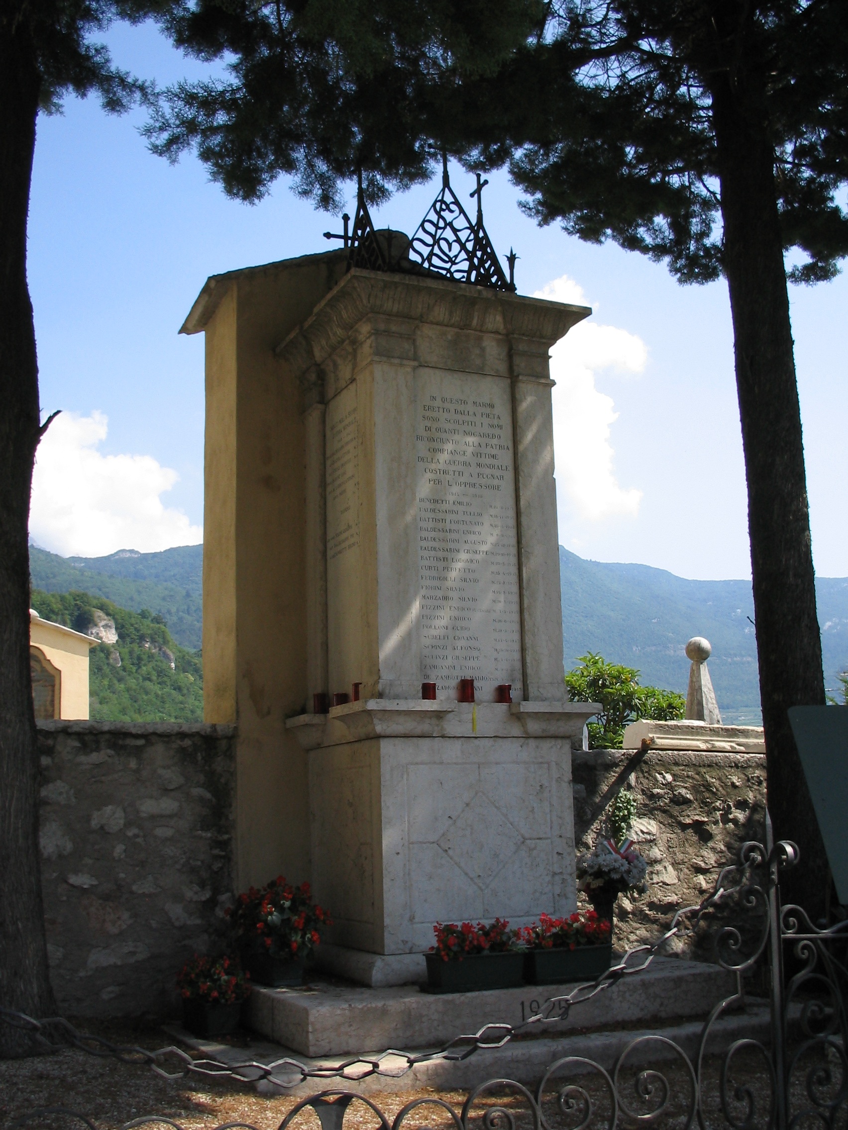 Monumento ai caduti della I G.M. di Nogaredo (Complesso cimiteriale di Nogaredo) (MONUMENTO AI CADUTI) - NOGAREDO (TN) 