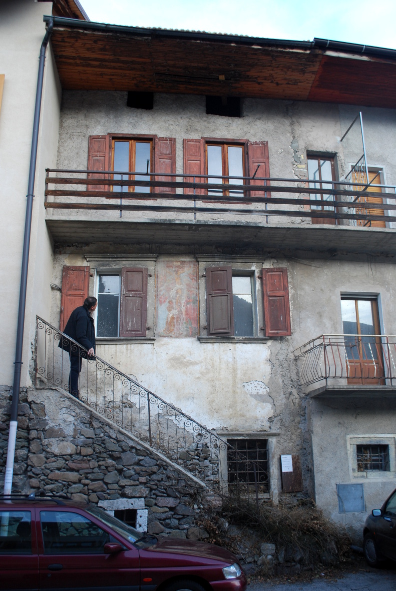 Casa con affresco e aperture con contorni lapidei in facciata p.ed. 8 (p.m. 2) CC. Viarago (CASA CON PITTURA AD AFFRESCO) - PERGINE VALSUGANA (TN) 