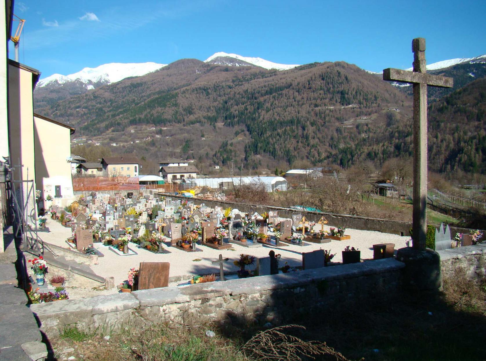 Cimitero di Viarago e parte della piazza antistante la Chiesa dei SS. Fabiano e Sebastiano (CIMITERO) - PERGINE VALSUGANA (TN) 