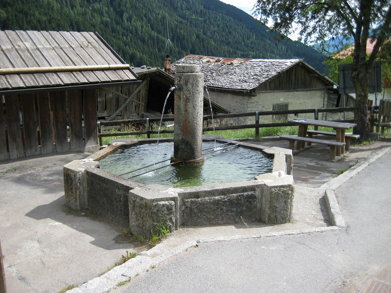 Fontana insistente su parte della p.f. 3013/7 CC. Pinzolo (FONTANA) - PINZOLO (TN) 