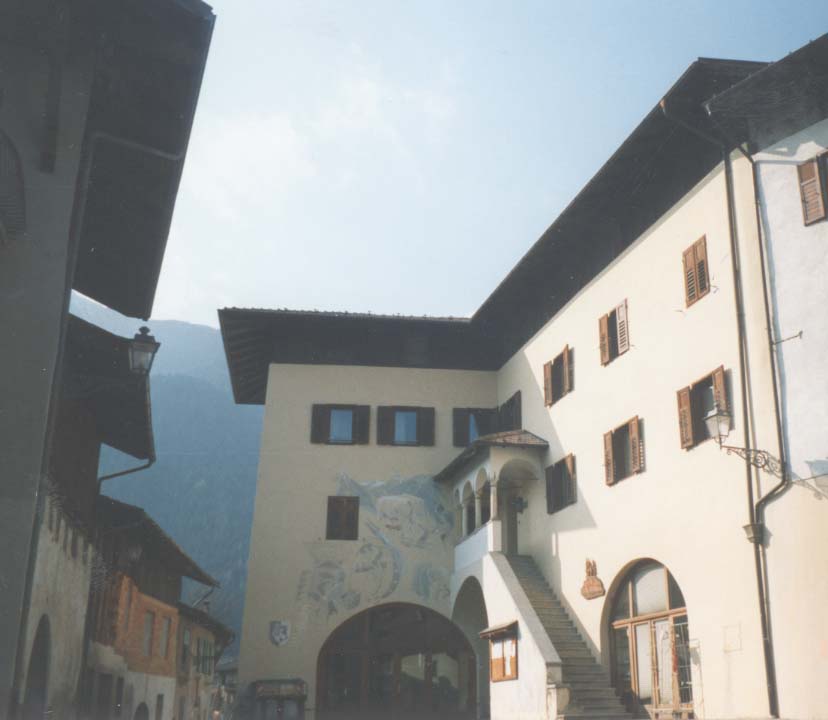 Loggia di accesso al primo piano con relativa scalinata su parte della p.ed. 14 p.m. 1 CC. Rumo (CASA) - RUMO (TN) 