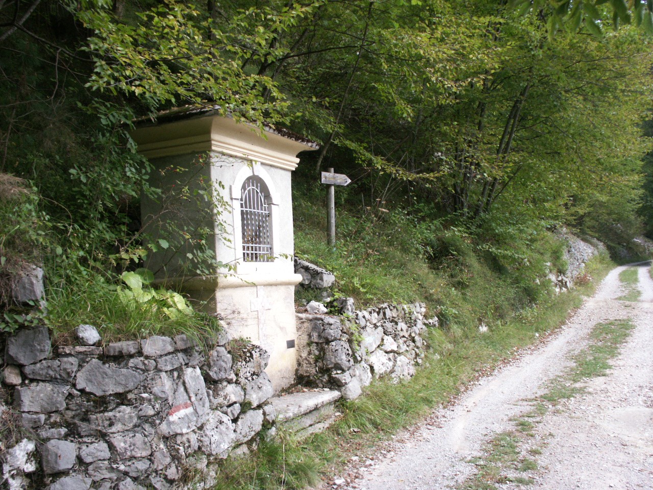 Edicola Votiva dedicata al Sacro Cuore su parte della p.f. 4664/2 CC. San Lorenzo (EDICOLA) - SAN LORENZO DORSINO (TN) 