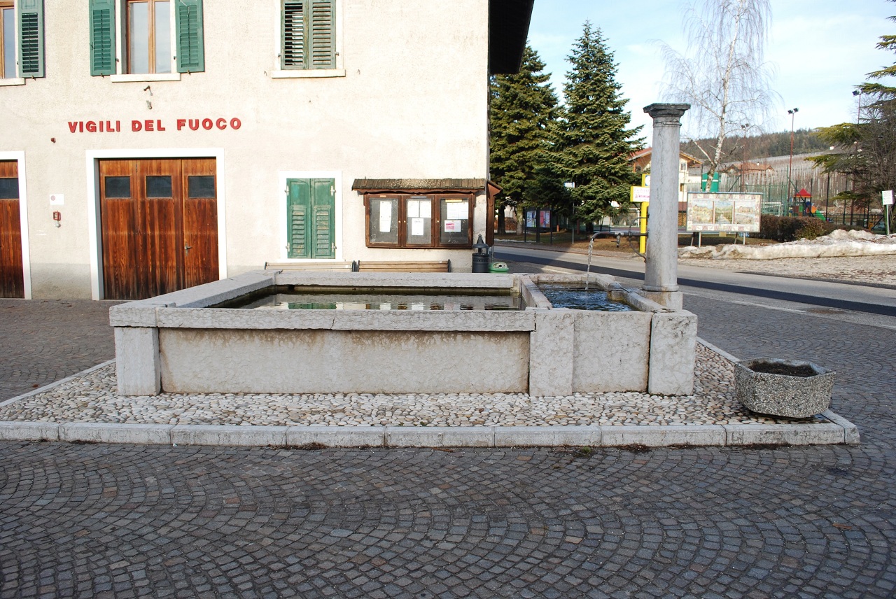 Fontana lavatoio su parte della p.f. 934/1 CC. Casez (FONTANA) - SANZENO (TN) 