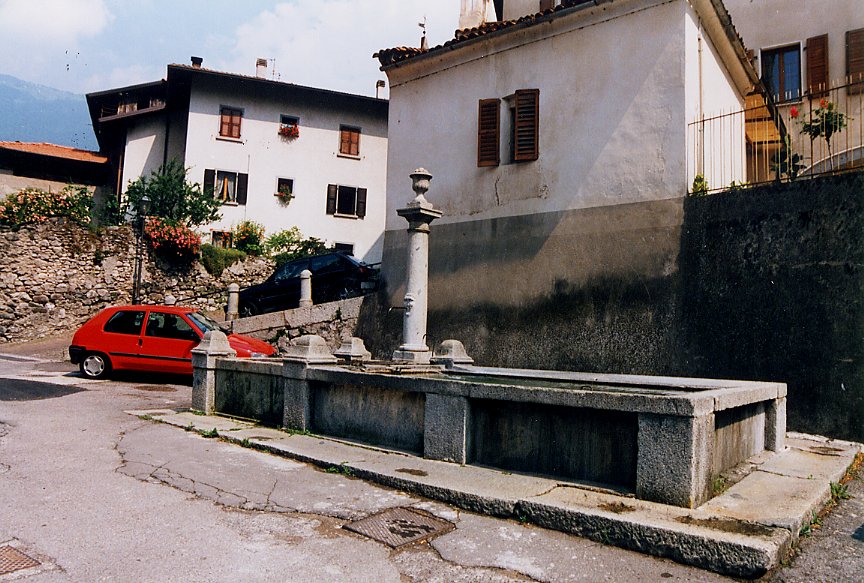 Fontana in pietra su parte della p.f. 5621 CC. Storo (FONTANA) - STORO (TN) 