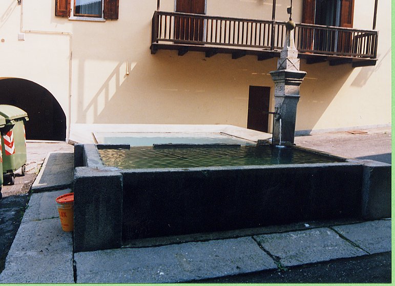 Fontana in pietra su parte della p.f. 5653 CC. Storo (FONTANA) - STORO (TN) 