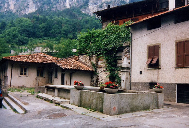 Fontana in pietra p.f. 5614 CC. Storo (FONTANA) - STORO (TN) 