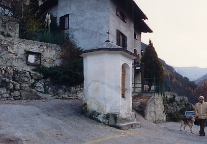 Edicola sacra insistente su parte della p.f. 809/2 CC. Terragnolo (EDICOLA) - TERRAGNOLO (TN) 