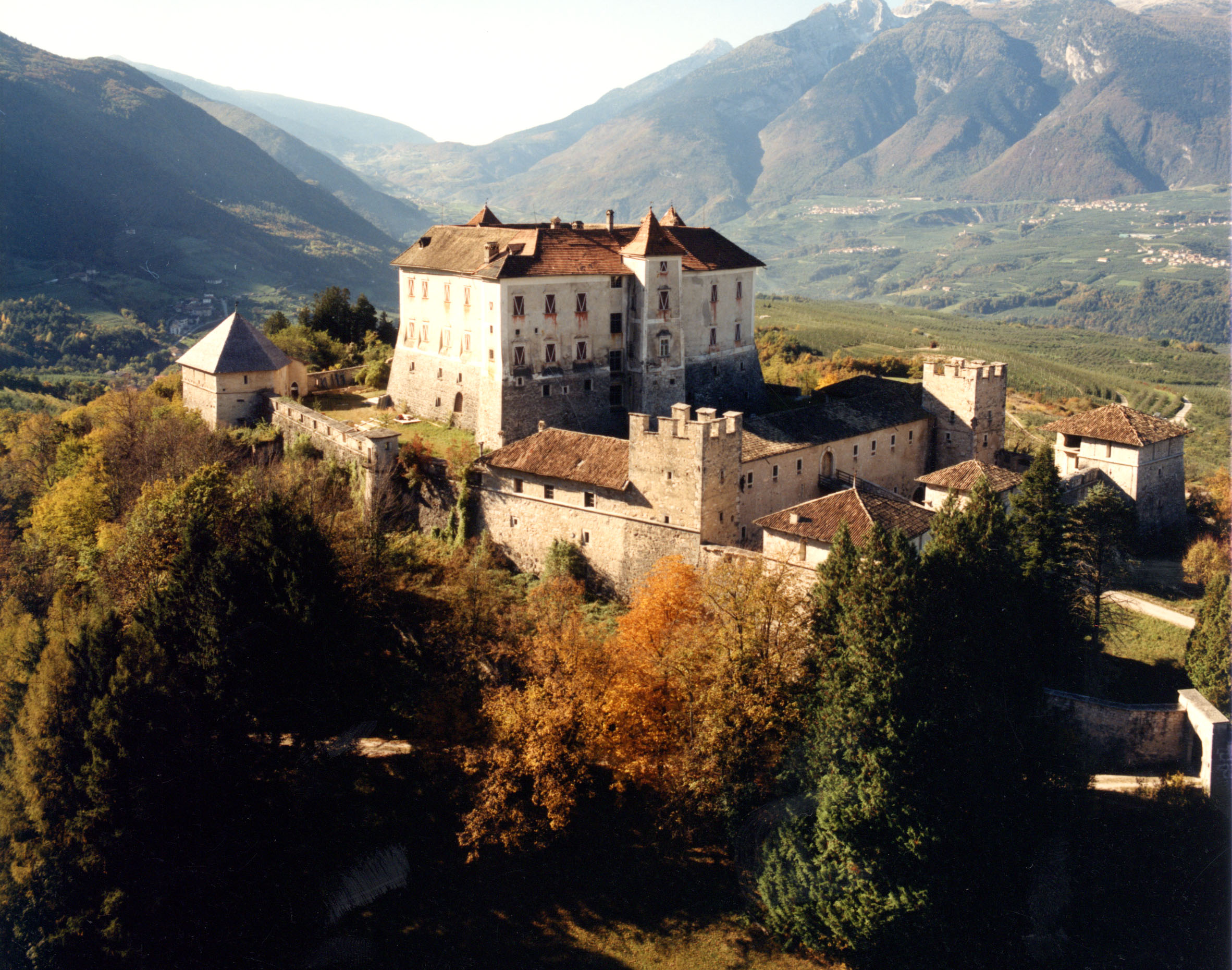 Pertinenze Castello di Thun pp.ed. e pp.ff. varie CC. Toss (PERTINENZA) - TON (TN) 