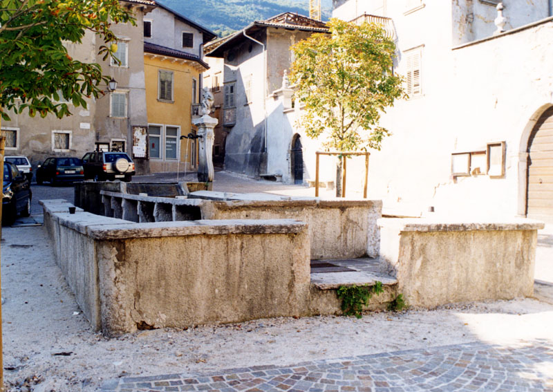 Fontana in piazza Riolfatti su parte della p.f. 331/2 CC. Villalagarina (FONTANA) - VILLA LAGARINA (TN) 