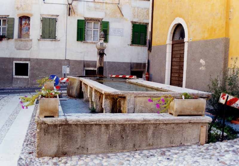 Fontana in Piazza Sigismondo Moll su parte della p.f. 331/2 CC. Villalagarina (FONTANA) - VILLA LAGARINA (TN) 