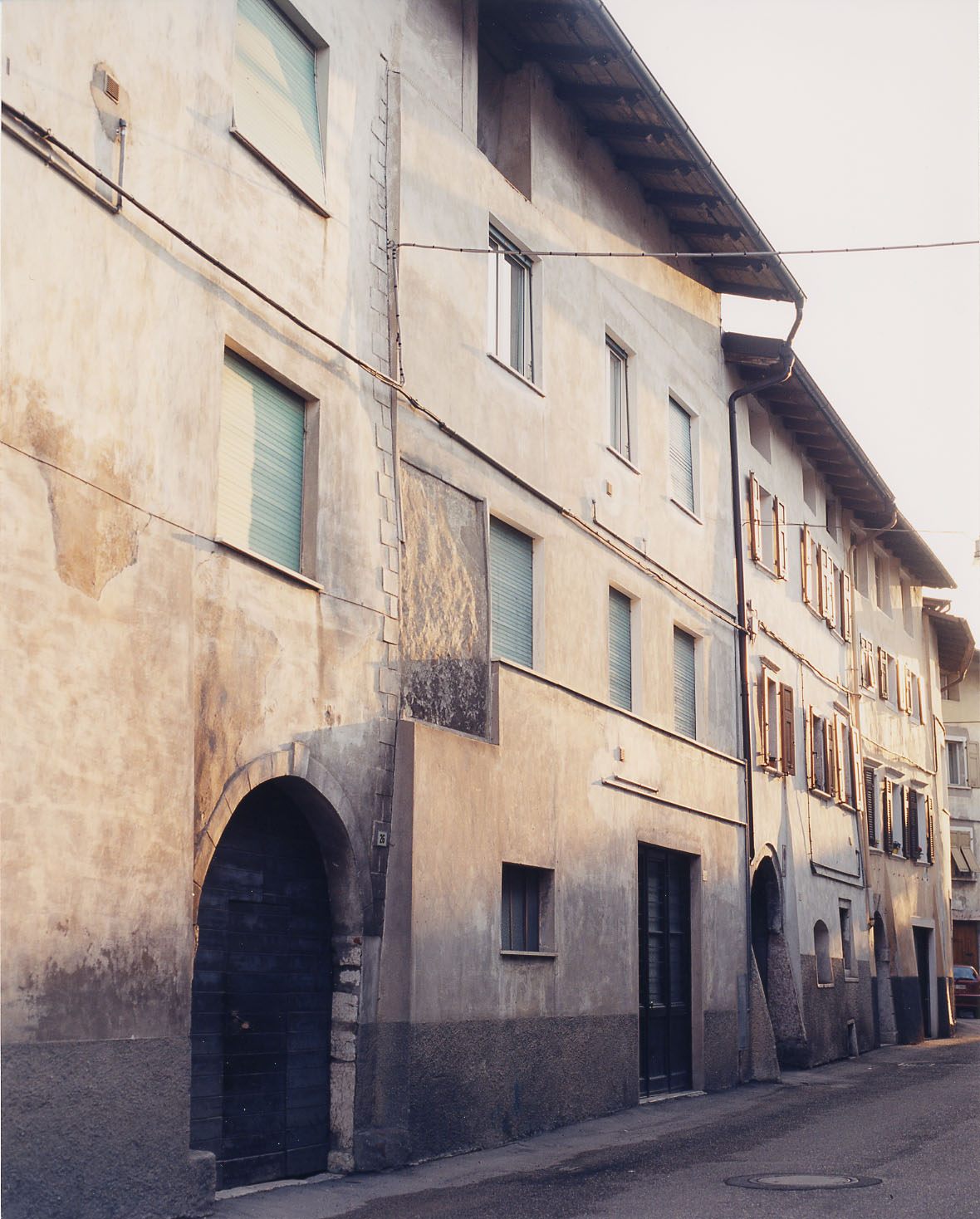 Facciata nord e portale lapideo sul prospetto est della casa p.ed. 172/2 CC. Volano (CASA) - VOLANO (TN) 