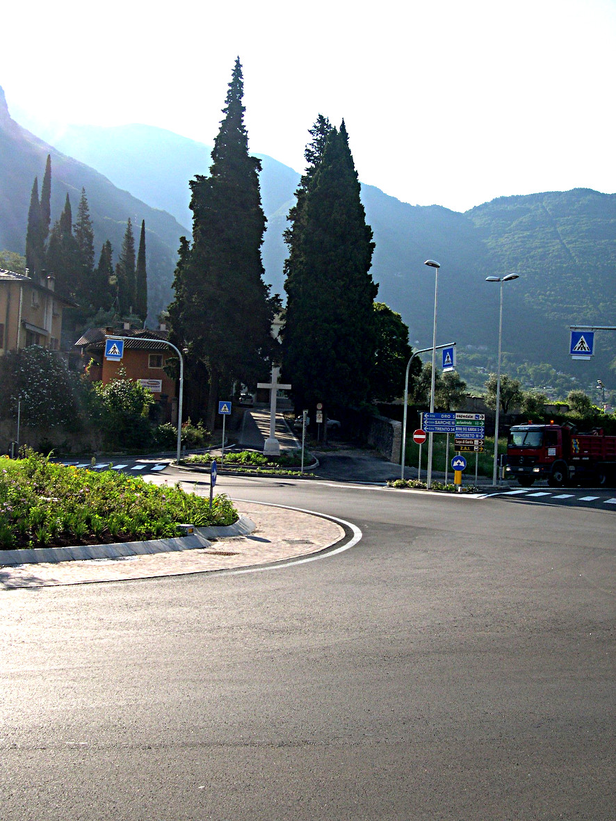 Croce in pietra su parte di p.f. 3477/4 (ex 3477/1) CC. Oltresarca (CROCE) - ARCO (TN) 