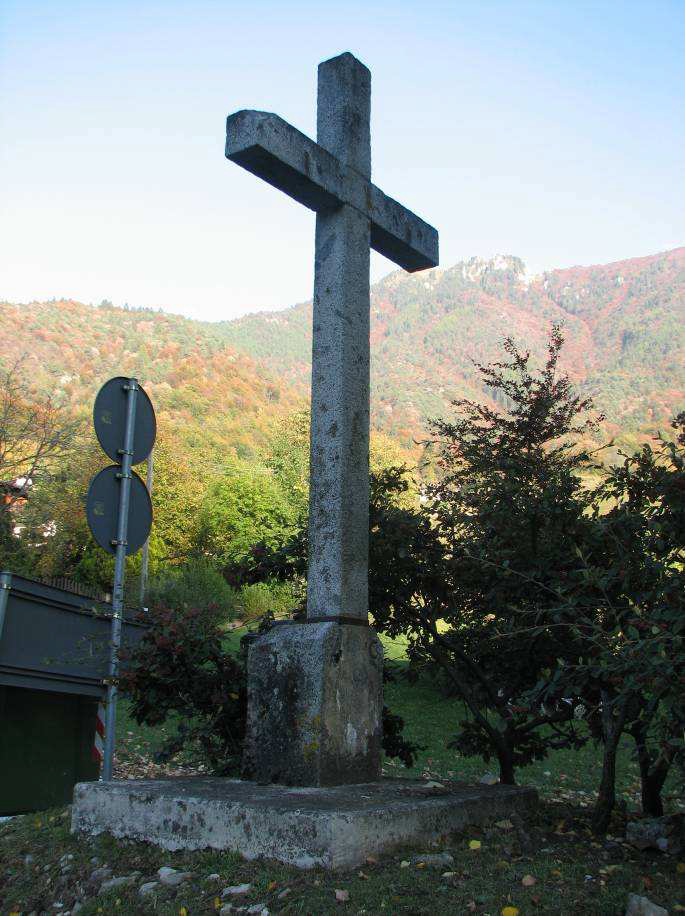 Croce lapidea su parte della p.f. 1472 CC. Enguiso (CROCE) - LEDRO (TN) 